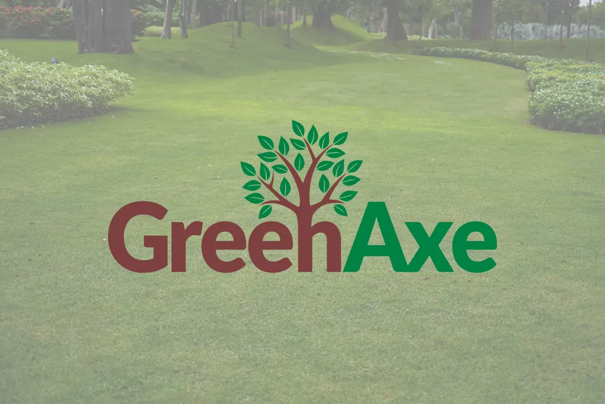 Logo firmy Greenaxe, w tle ogród