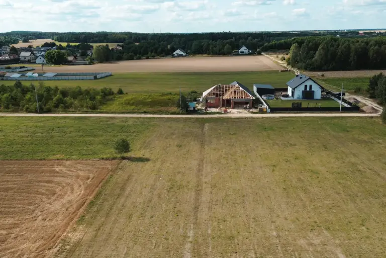 Widok działki budowlanej w terenie wiejskim