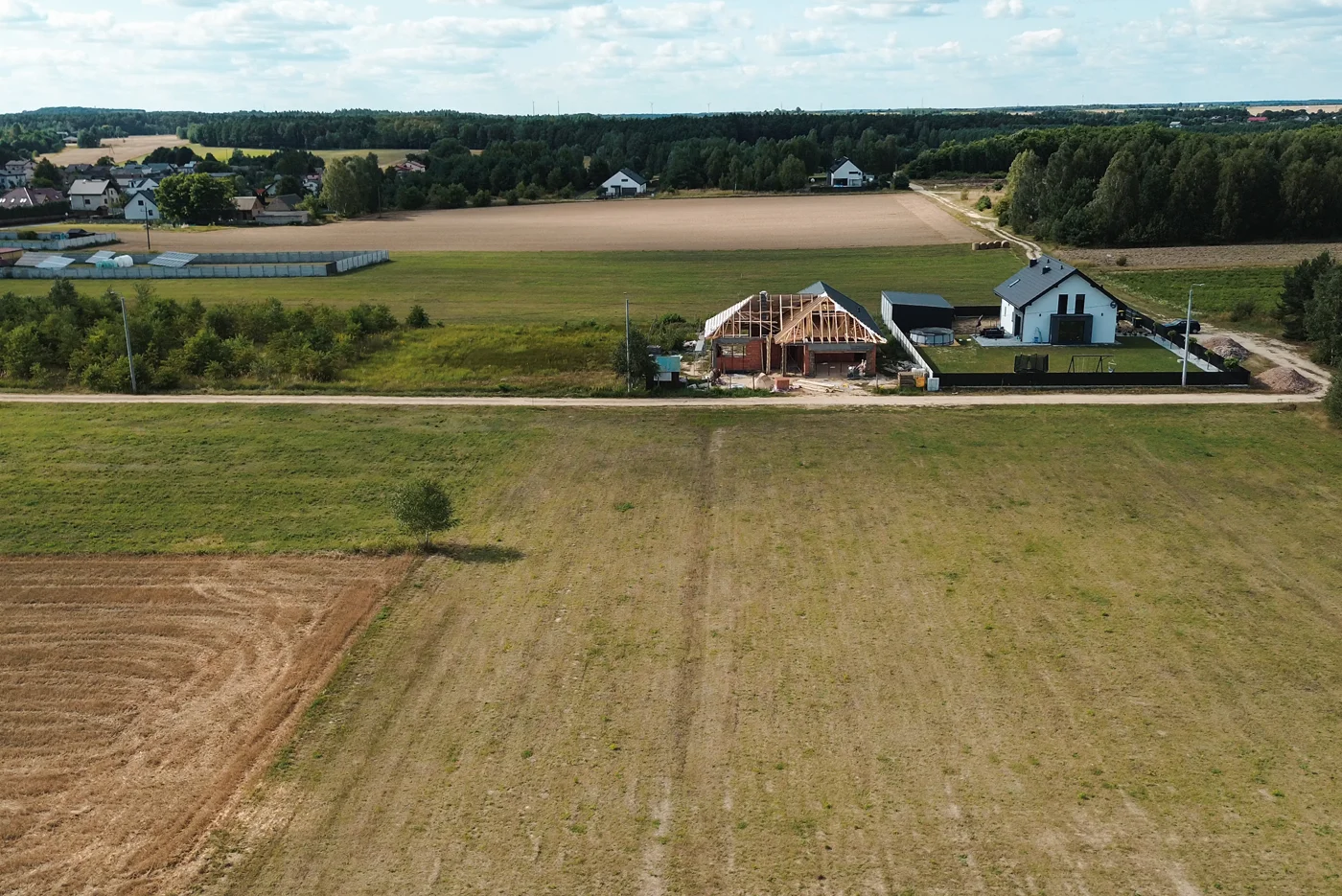 Widok działki budowlanej w terenie wiejskim