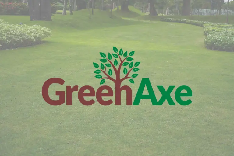 Logo firmy Greenaxe, w tle ogród