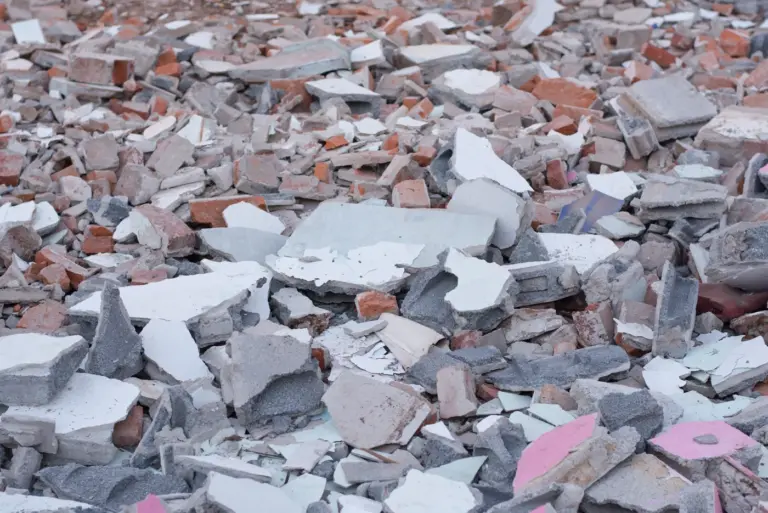 Widok gruzu na działce budowlanej