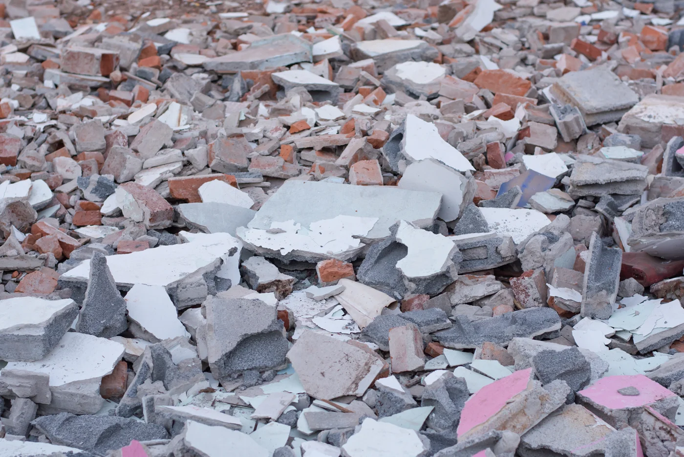 Widok gruzu na działce budowlanej